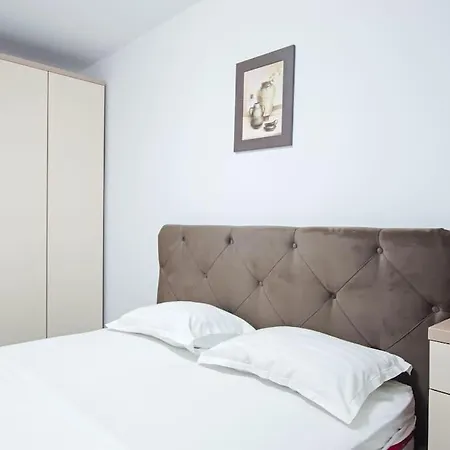 Velvet Snug - Center-2