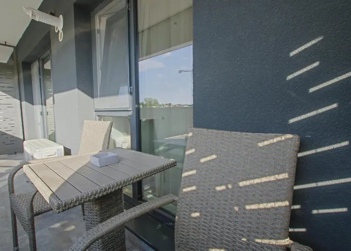 Himson Brown Apartment-Self Check-In Near Airport & Mall Iasi