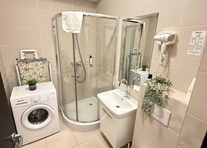 Glam Apartments Accommodation Near Palas Center - Parking Option Iasi