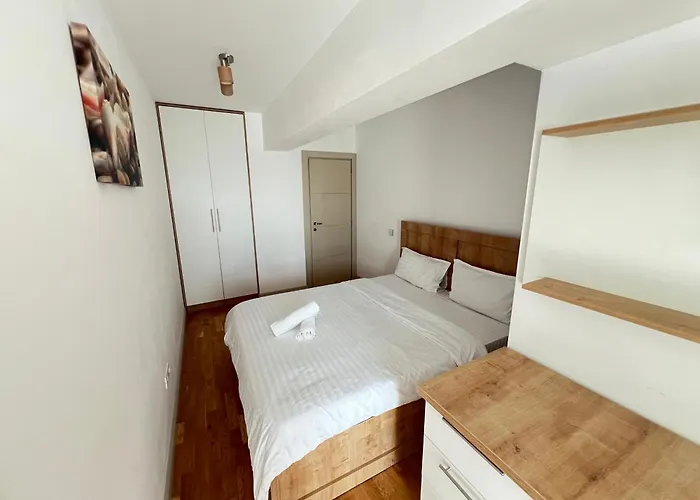 Airport Flyhub Chic Apartment-Self Checkin Iasi