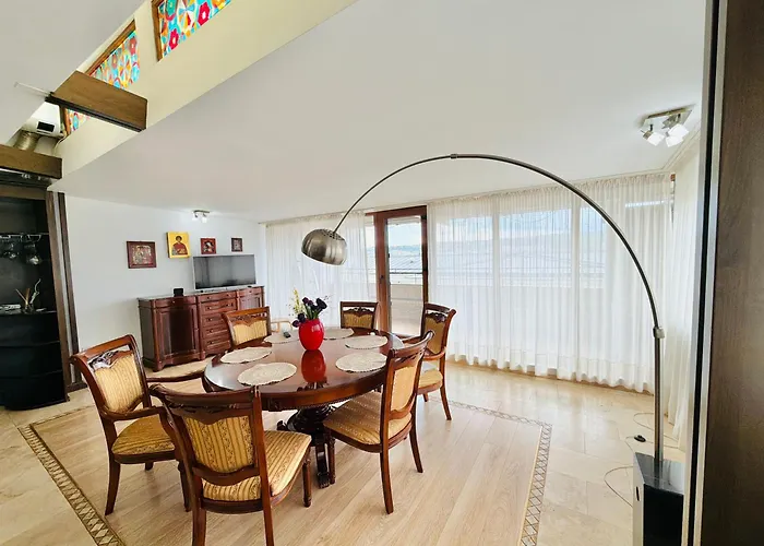 Spacious Apartment In City Centre Iasi